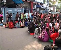 ফি বৃদ্ধির প্রতিবাদে সাউথ পয়েন্ট স্কুলের প্রাথমিক বিভাগের অভিভাবকদের রাস্তায় বসে প্রতিবাদ