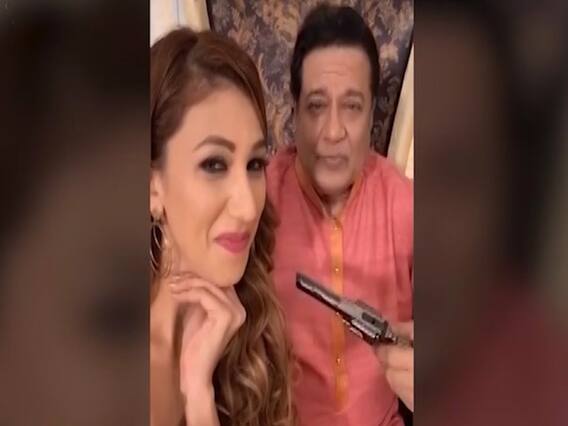 Bigg Boss 12 contestant Anup Jalota points gun at Jasleen Matharu