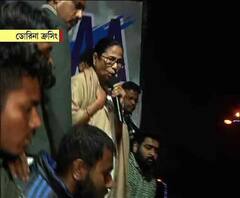 ধর্মতলায় অবরোধ পড়ুয়াদের, 'বিজ্ঞপ্তির প্রতিবাদ জানাতে এখানে এসেছি', টিএমসিপি-র মঞ্চ থেকে বললেন মমতা