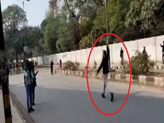 दिल्ली के जामिया में हुआ बवाल, चश्मदीद से सुनिए पूरी घटना