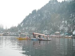 Naqvi meets people at Lal Chowk in Srinagar | Matrabhoomi