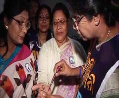 Reporter Stories: রানি রাসমনি স্কোয়ারের ধর্না মঞ্চে সিএএ-এনআরসি বিরোধী মেহেন্দি হাতে মালা রায়, স্মিতা বকসী, মেহেন্দী পরালেন শশী পাঁজা