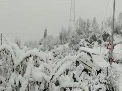 Vehicles struck as Chamoli receives heavy snowfall