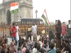 JNU के समर्थन में मुंबई के Gateway Of India पर प्रदर्शन