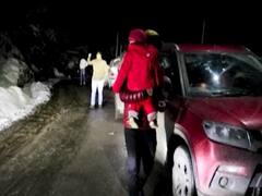 As vehicles breakdown due to snowfall tourists walk to Joshimath on foot