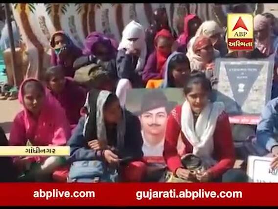 ગાંધીનગર: LRD ભરતી મામલે ST, SC અને ઓબીસી સમાજને અન્યાય થયો હોવાની ફરિયાદ સાથે મહિલાઓના ધરણા, જુઓ વીડિયો 