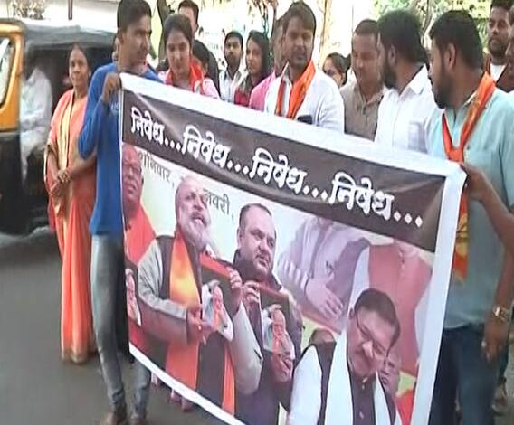 Nashik | मोदींची शिवरायांशी तुलना केल्यानं शिवसेना आक्रमक, भाजप नेत्यांचे बॅनर पेटवले | ABP Majha