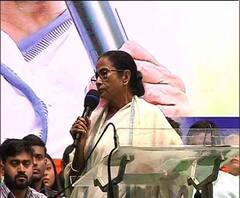'ধর্মের নামে ঘৃণার রাজনীতিকে আমরা ভালোবাসি না' ধর্নামঞ্চ থেকে মন্তব্য মমতার
