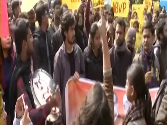 JNU की लड़ाई सड़क पर आई, Delhi में छात्रों और शिक्षक संघ का मार्च
