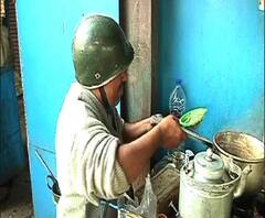 সাধারণ ধর্মঘট: হাজরায় হেলমেট পরে চা বিক্রি