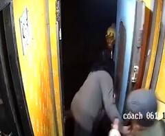 CCTV | धक्कादायक! धावत्या एक्स्प्रेसमध्ये चढून महिलेची बॅग चोरण्याचा प्रयत्न | ABP Majha