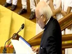 CAA विरोध में Kerala के विधायकों ने राज्यपाल Arif Mohammad Khan का रास्ता रोका 