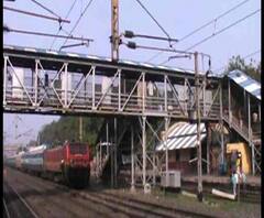 Reporter Stories: রানিগঞ্জ স্টেশনের ফুট ওভারব্রিজ ভেঙে পড়ার আশঙ্কা নিত্যযাত্রীদের, আশ্বাস স্টেশন মাস্টারের