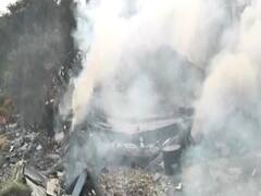 Delhi Fire: पीरागढ़ी में आग लगने के बाद धमाके से गिरी बिल्डिंग