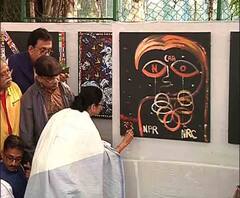 কলকাতায় গাঁধী মূর্তির পাদদেশে ছবি এঁকে সিএএ-র বিরুদ্ধে প্রতিবাদ মুখ্যমন্ত্রীর 