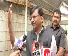 Sanjay Raut | फालतू पुस्तकानं सावरकरांवरील श्रद्धा कमी होणार नाही : संजय राऊत | Mumbai |ABP Majha 