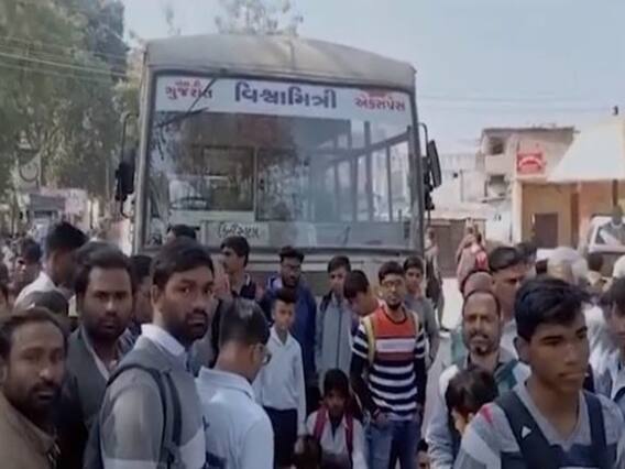 વડોદરાઃ પાદરામાં વિદ્યાર્થીઓએ બસ રોકી નોંધાવ્યો વિરોધ, જુઓ વીડિયો