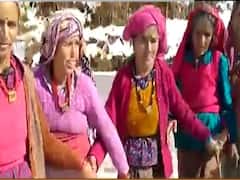 Uttarkashi: Happy with snowfall, people dance on folk-songs in Barkot