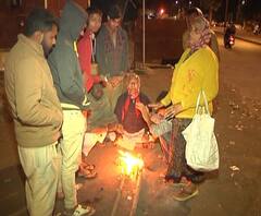 Mumbai Cold | मुंबईत पारा घसरला, थंडीपासून बचावासाठी शेकोटीचा आधार | ABP Majha 