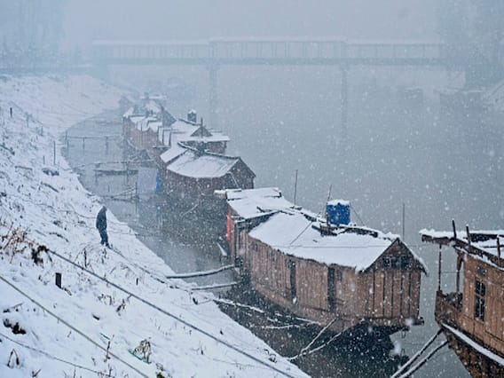 Helicopter से दो मरीजों को किया गया एयरलिफ्ट, HP में बर्फबारी ने बढ़ाई मुश्किल