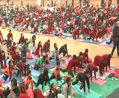 Surya Namaskar | ठाण्यात 2200 विद्यार्थ्यांचा सामूहिक सूर्यनमस्कार, लिम्का बुक ऑफ रेकॉर्डमध्ये नोंद | ABP Majha 