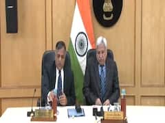 Delhi Elections: EC ने प्रेस कॉन्फ्रेंस कर बताई दिल्ली चुनाव की पूरी रूपरेखा