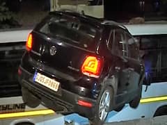 Mumbai: Car rams into parked bus on Jogeshwari highway