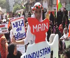 #MumbaiBaug Protest | रात्रीपासून सुरु असलेल्या महिलांच्या आंदोलनात विद्यार्थिनींचाही समावेश, मुंबई पोलिसांचा कडेकोट बंदोबस्त 