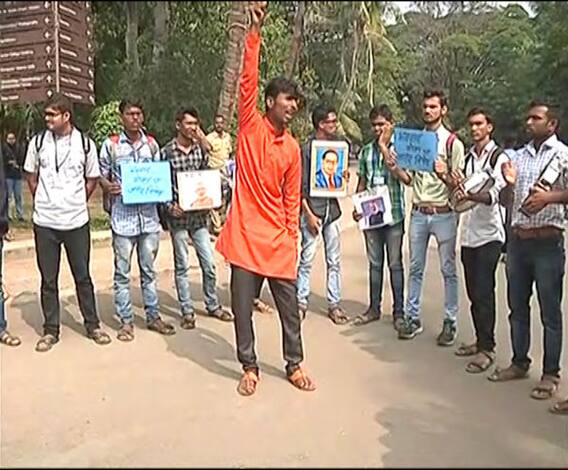 Fergusson College | वादग्रस्त पुस्तकाविरोधात फर्ग्युसन कॉलेजमध्ये आंदोलन | ABP Majha