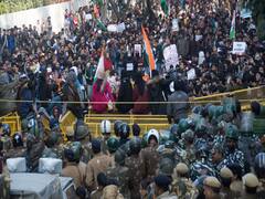 Jamia Case: प्रदर्शनकारी छात्रों को हटाने में जुटी पुलिस, देखिए ग्राउंड रिपोर्ट