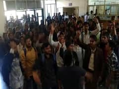 સુરતઃ વીર નર્મદ યુનિવર્સિટીમાં B.Comના વિદ્યાર્થીઓએ કેમ નોંધાવ્યો વિરોધ, જુઓ વીડિયો