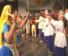 Tejas Express | तेजस एक्सप्रेस सुरू होण्याआधीच वादात, रेल्वे सुंदरींचा पोशाख, मराठी पाट्यांवरून मनसे आक्रमक | ABP Majha