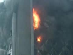 Surat में कपड़ा मार्केट की इमारत में लगी आग, दमकल की 40 गाड़ियां आग बुझाने में लगी