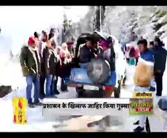 बर्फ में रोकी गाड़ियों की रफ्तार