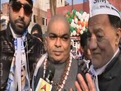 AAP supporters eagerly wait for Kejriwal's roadshow