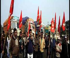 জেএনইউ-এ হামলা: ঐশীর উপর আক্রমণের প্রতিবাদে দুর্গাপুরে রেল অবরোধ এসএফআই-এর