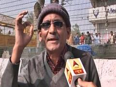 Shaheen Bagh में CAA के समर्थन में धरने पर बैठा एक शख्स