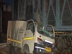 Mumbai में फुट ओवर ब्रिज का हिस्सा गिरा, 2 लोग जख्मी