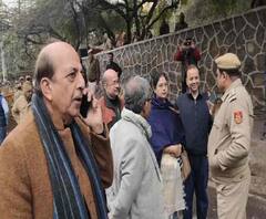 তৃণমূলের প্রতিনিধিদলকে জেএনইউতে ঢুকতে দিল না পুলিশ, বাইরেই ধর্না 