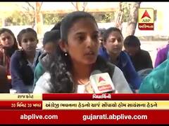 સૌરાષ્ટ્ર યુનિવર્સિટીમાં અંગ્રેજી ભવનના હેડના ચાર્જ મુદ્દે વિદ્યાર્થીઓએ કર્યા ધરણાં, જુઓ વીડિયો