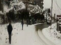 Uttarakhand के कई इलाकों में बर्फबारी, रास्तों पर लंबा जाम, घंटों तक फंसे सैलानी