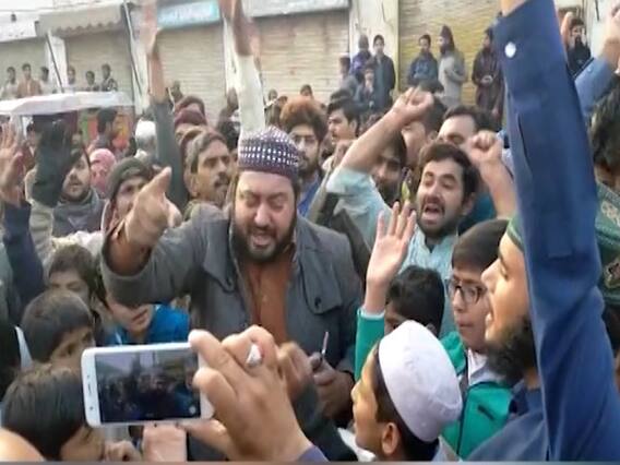 Stone Pelting At Nankana Sahib Gurdwara In Pakistan | ABP Special