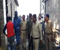 শুক্রবার দুই দুষ্কৃতীদলের সংঘর্ষের পর আজ কামারহাটিতে পুলিশের রুট মার্চ, টহল