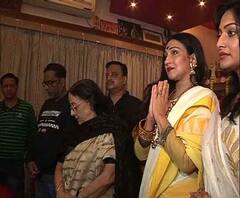 বাসন্তী শাড়িতে বাগদেবীর আরাধনায় অভিনেত্রী ঋতুপর্ণা সেনগুপ্ত