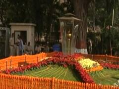 Shiv Sainiks pay tribute to Bal Thackeray at his Smriti Sthal