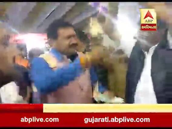 કોંગ્રેસના ધારાસભ્ય રઘુ દેસાઇ પર ડાયરામાં થયો નોટોનો વરસાદ, જુઓ વીડિયો