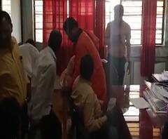 Farmer Protest | खरीप पीक विमा अनुदानातून वगळल्याने उस्मानाबादच्या जिल्हा कृषी अधीक्षक कार्यालयात तोडफोड