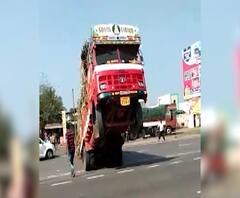 Kolhapur Accident | अंबप फाट्याजवळ ट्रकचा विचित्र अपघात, वजन जास्त झाल्याने पुढची चाकं हवेत | ABP Majha