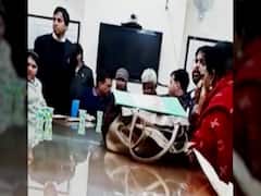 Kejriwal को नामांकन के लिए करना पड़ा इंतजार, BJP और AAP में छिड़ गया ट्वीटर वॉर