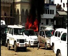 ধর্মঘটের জের, কালিয়াচকের সুজাপুরে পুলিশ-ধর্মঘটী খণ্ডযুদ্ধ, গাড়িতে আগুন, পাল্টা কাঁদানে গ্যাস ছুড়ল পুলিশ